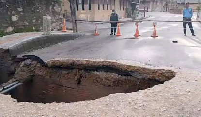 काठमाडौं महानगरमै सडक भासिएपछी...